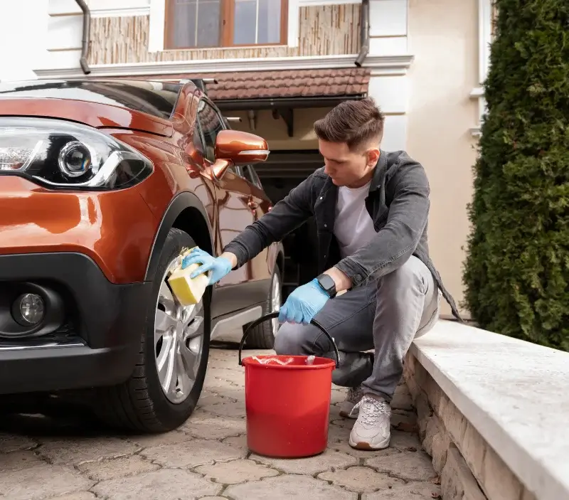 Lavage auto à domicile Saint-Laurent-des-Bois : professionnel intervenant sur un véhicule